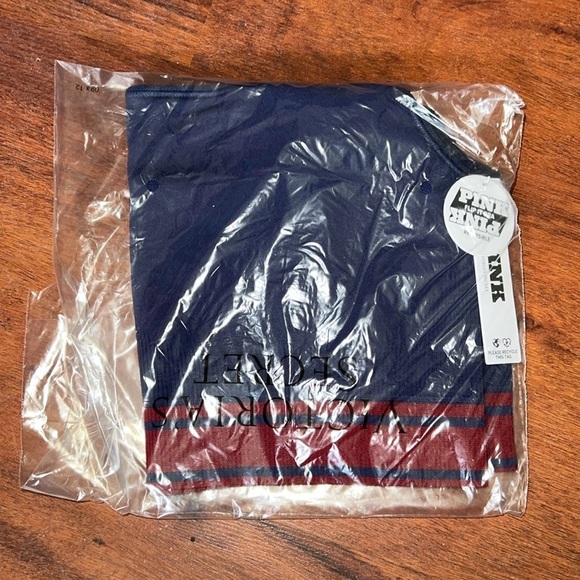 VS PINK Flip It Seamless Reversible Sports Bra navy blue & maroon medium stretch - Picture 5 of 10